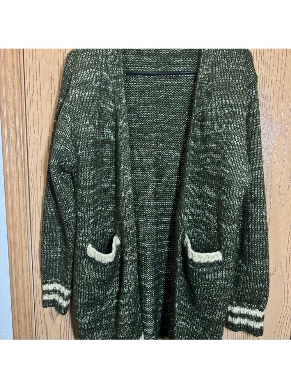 Cardigan with sparkle size Large ❤️